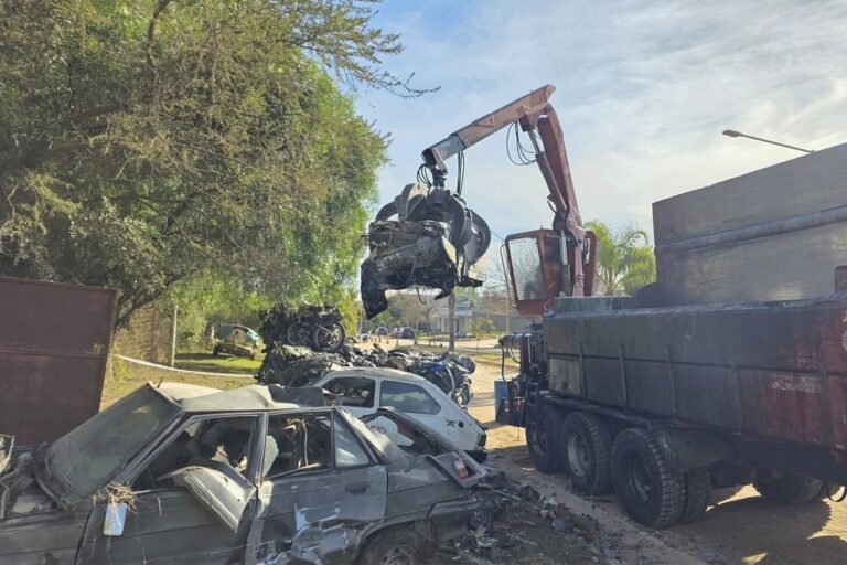 Colón Retira 200 Vehículos Abandonados en un Gran Operativo de Compactación