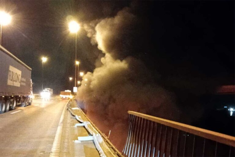 Tragedia en el Puente Urquiza: Camión con soda cáustica se incendia tras caer de un puente