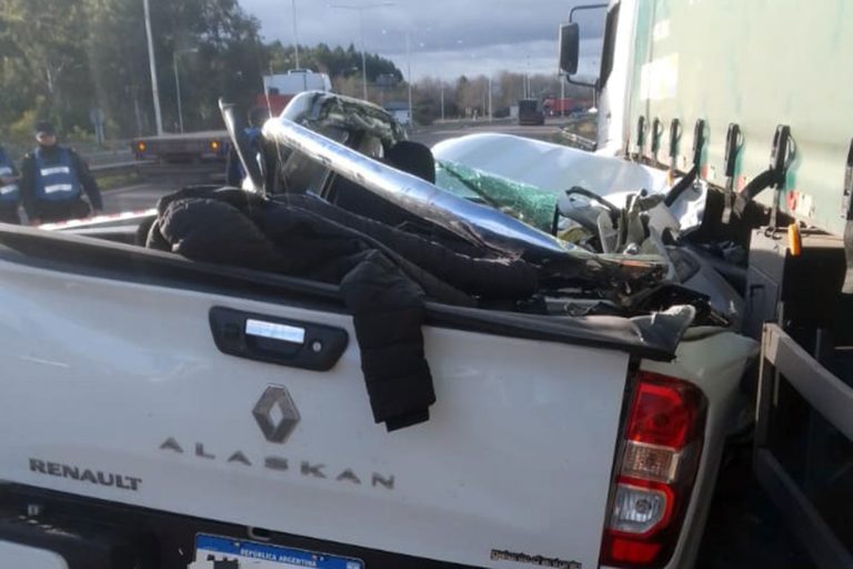 Tragedia en la Autovía: Dos fallecidos tras colisión entre camioneta y camión