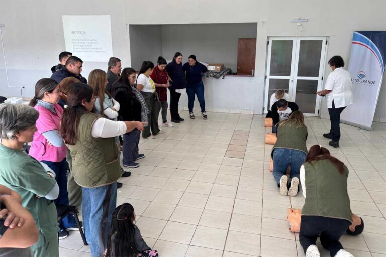 Vecinos de Nueva Escocia se capacitan en RCP tras recibir un desfibrilador
