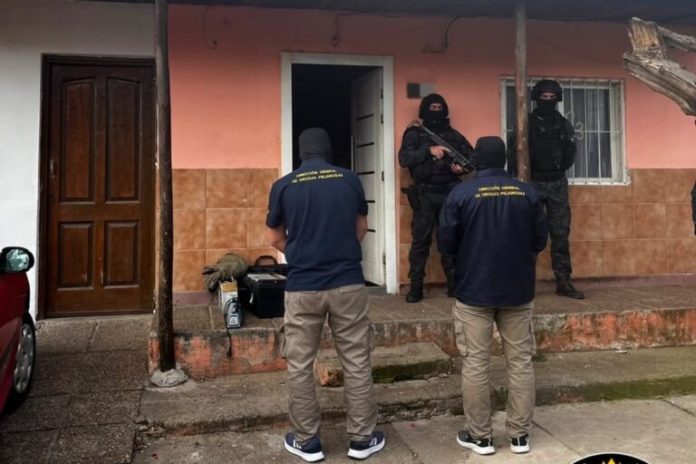 Desmantelan punto de venta de drogas en Concepción del Uruguay: Una mujer detenida y cocaína incautada