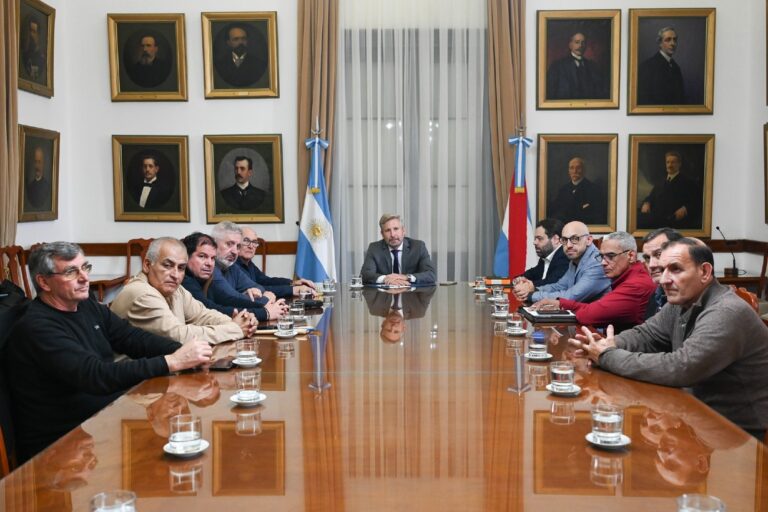 Crisis en Granja Tres Arroyos: El Gobierno Provincial Anuncia Subsidios para Trabajadores