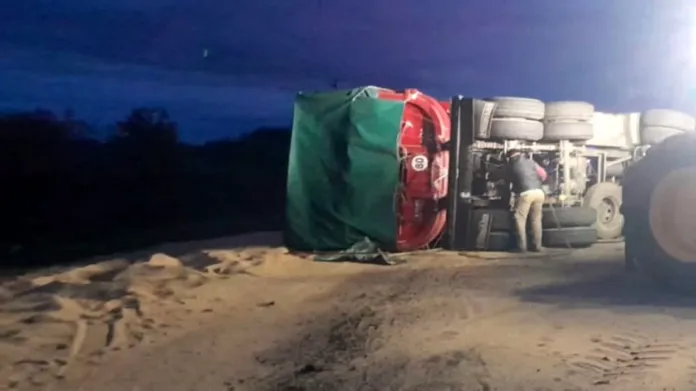 Camionero Herido Tras Volcadura en la Ruta 18: Cargando Arroz
