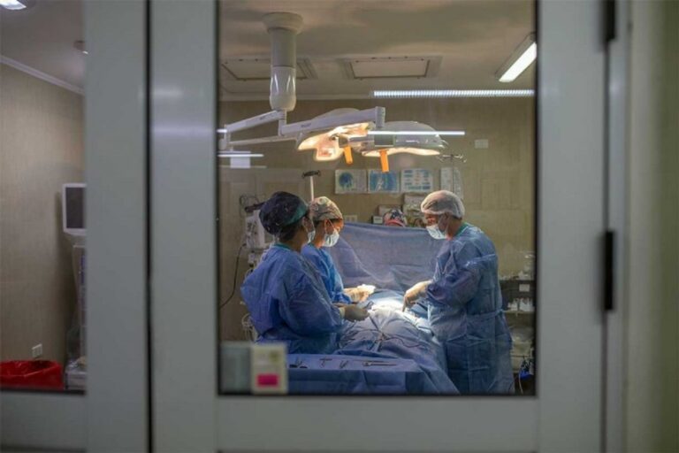 Realizan cirugía innovadora en Entre Ríos que salva la vida de un paciente