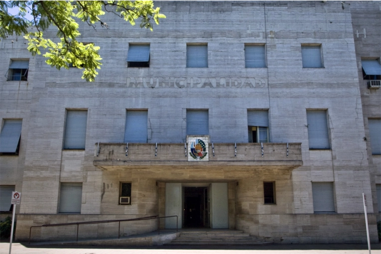 Empleada Municipal Cesanteada por Inasistencias en Horario Laboral Lleva su Caso a la Justicia