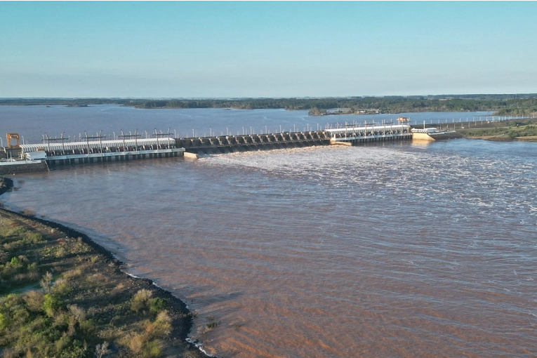 Salto Grande Mantiene Estabilidad en el Embalse y Anticipa Cambios en el Caudal Evacuado