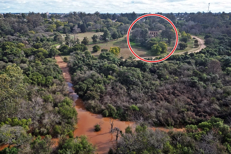 Aguas del río Uruguay inundan el parque San Carlos y se acercan al Castillo histórico