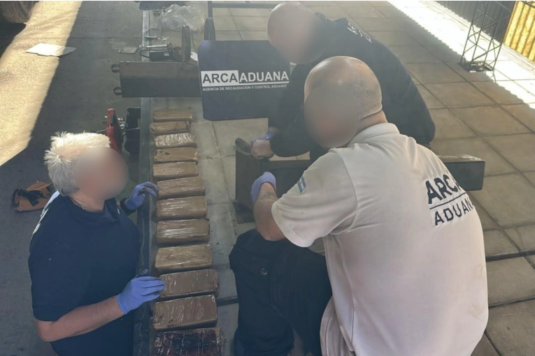 Atrapado con 16 Kilos de Cocaína: Chofer Declaró y Permanecerá Detenido