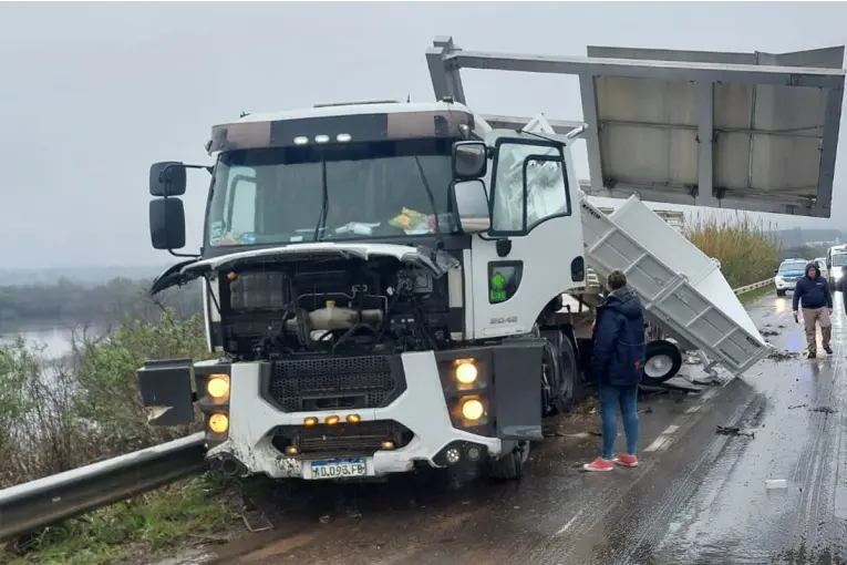 Accidente en el Acceso a Concordia: Camión Despista y Dos Personas Son Hospitalizadas