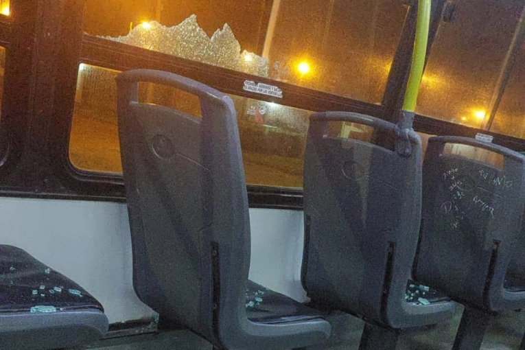 Piedrazo en colectivo de Concordia deja a pasajera herida y daños millonarios