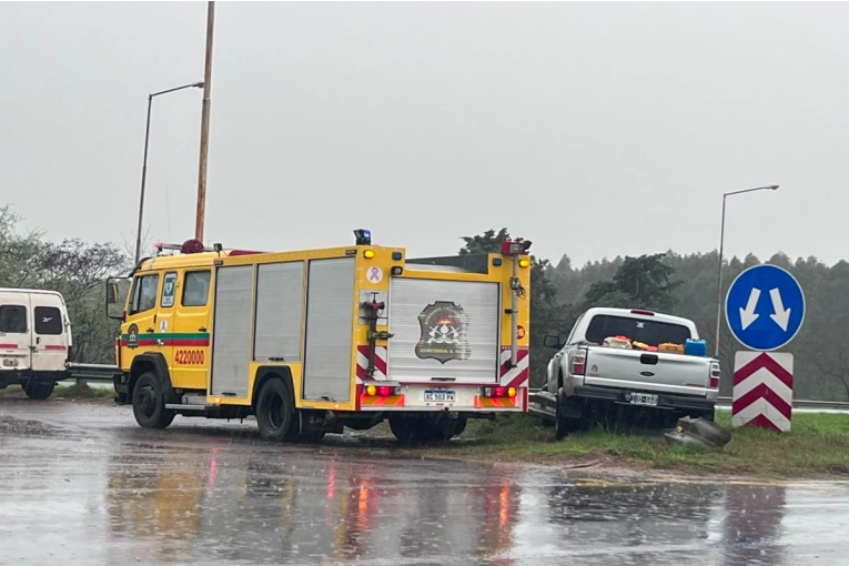 Camioneta Ford Ranger choca contra guardarraíl en la Autovía 14