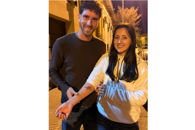 El Inesperado Tatuaje de una Joven Concordiense: La Firma de Senesi