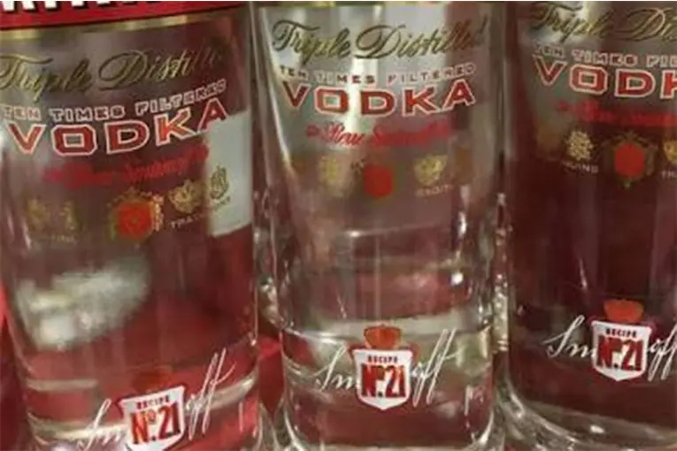 Aduana Concordia Busca a Dueños de 264 Botellas de Vodka y un Bote