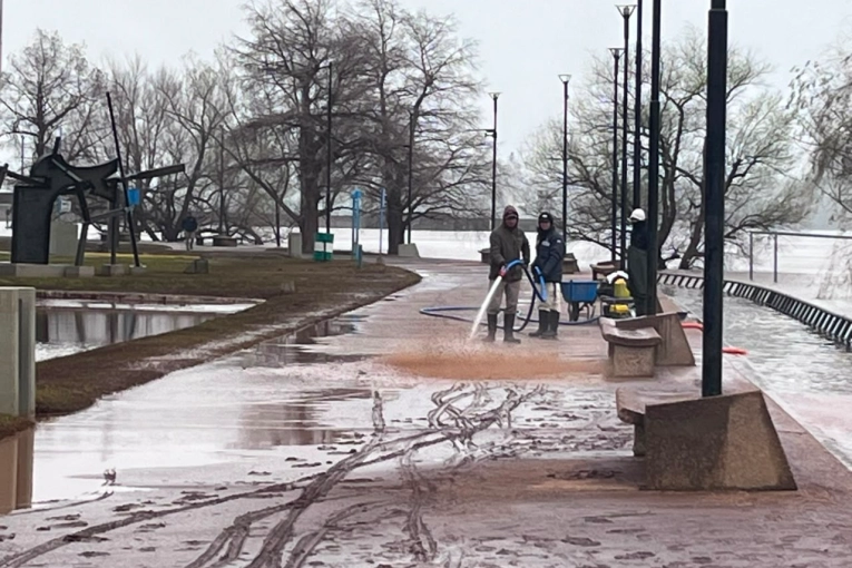 Inicia la Limpieza de la Costanera Baja Tras la Creciente