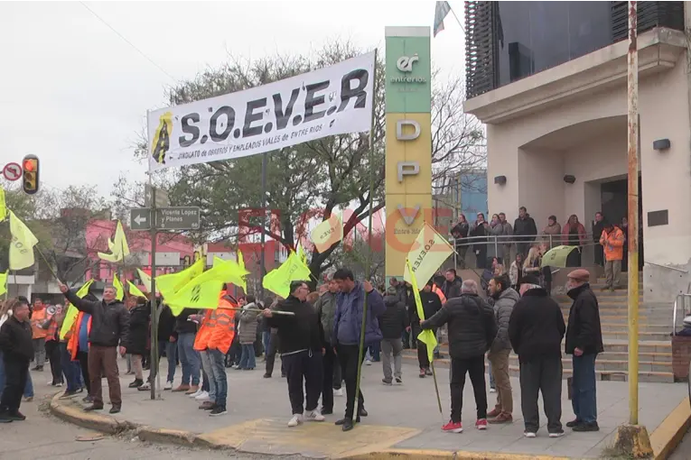 Protesta de Empleados Viales por la Reestructuración de la Zonal Paraná