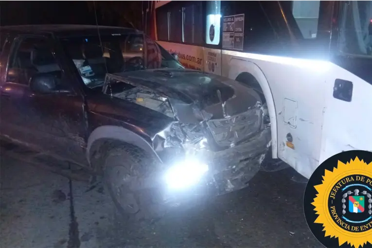Camioneta sin frenos colisiona con colectivo: dos mujeres hospitalizadas