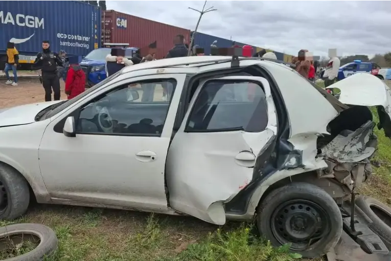 Tragedia evitada: un tren embiste a un auto y una mujer queda atrapada