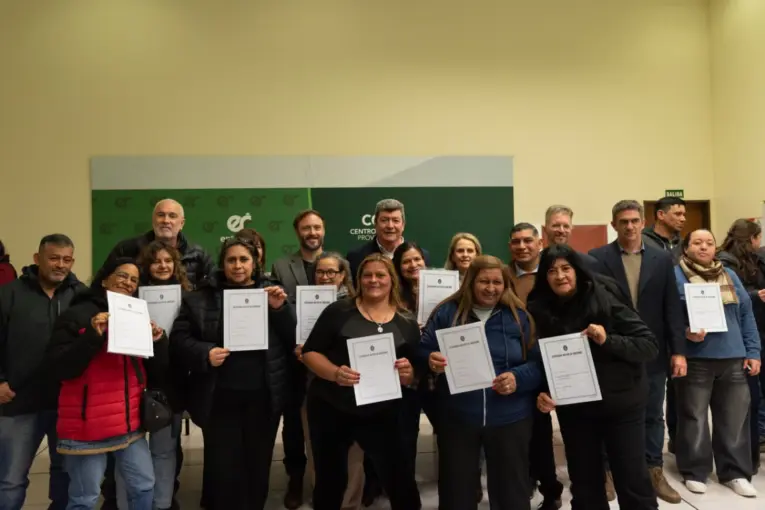 78 Familias de Concordia y Colonia Ayuí Reciben Sus Escrituras de Viviendas