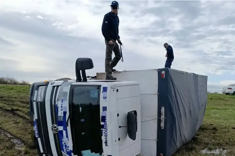 Vuelco de Camión en Ruta 127: Conductor y Acompañantes a Salvo