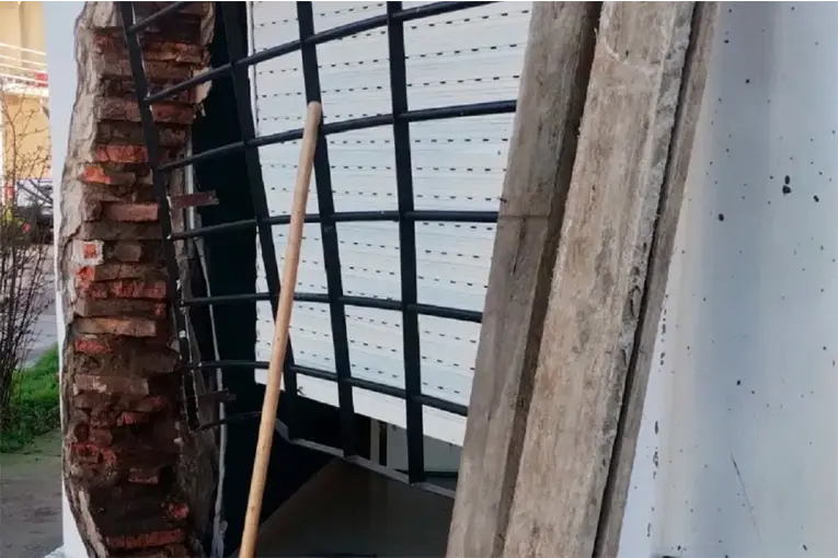 Impactante choque: un auto embiste una casa y desaparece en la madrugada