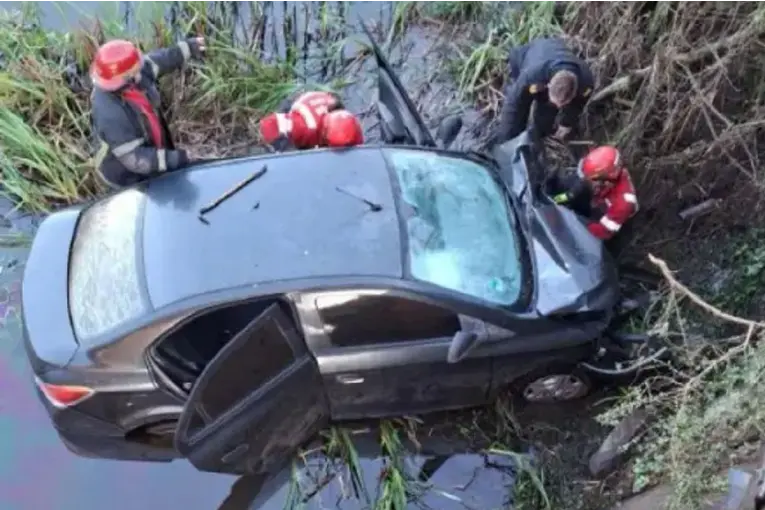 Comisario sufre accidente tras perder control de su auto en un arroyo