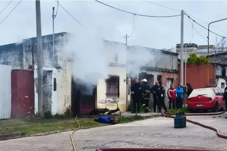 Heroico rescate en Gualeguaychú: mujer de 66 años salvada de un incendio