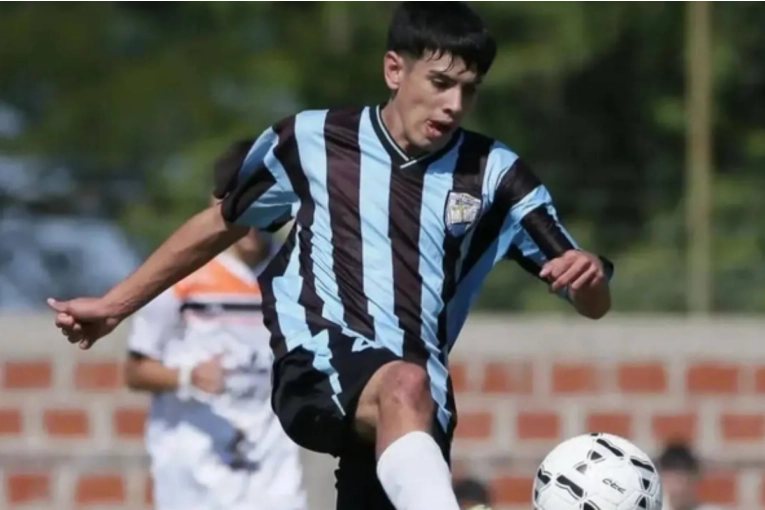 Preocupación en el fútbol local: Jugador pierde el conocimiento tras un fuerte golpe