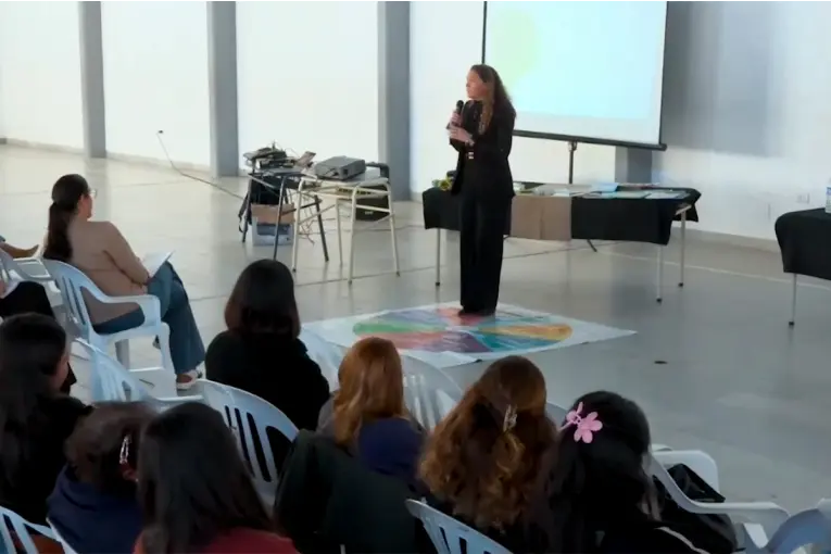 Fortaleciendo Vínculos: Herramientas para Comprender las Emociones de Niños y Adolescentes