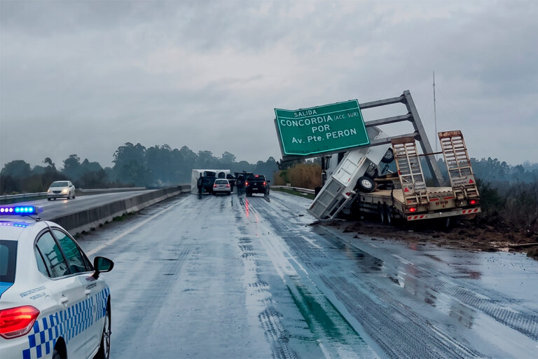 Casi una tragedia en la RN14: Un auto esquiva un camión que caía sobre la ruta