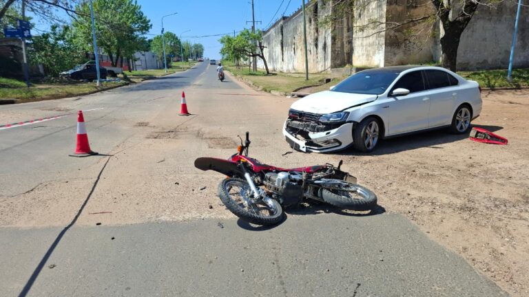 Motociclista Hospitalizado Tras Accidente Realizando ‘Wheelie’