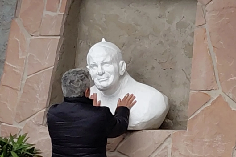 El regreso del busto de Juan Pablo II a Concordia tras problemas aduaneros