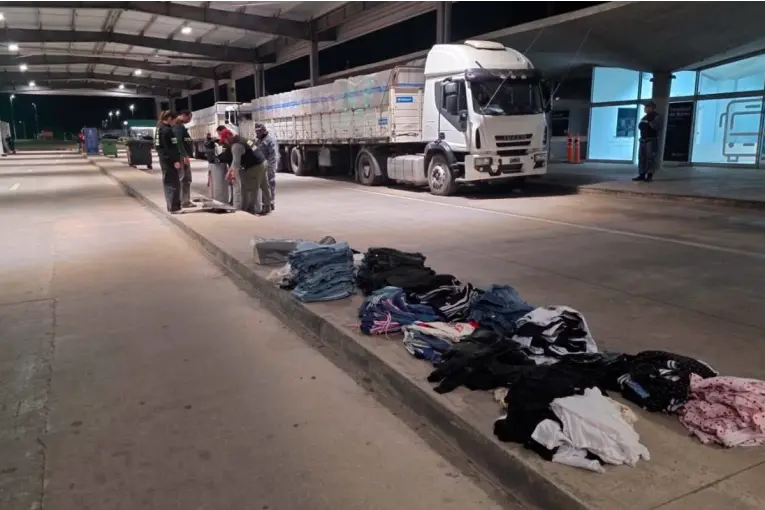 Detienen a Camioneros con Carga de Ropa Falsificada en el Puente San Martín