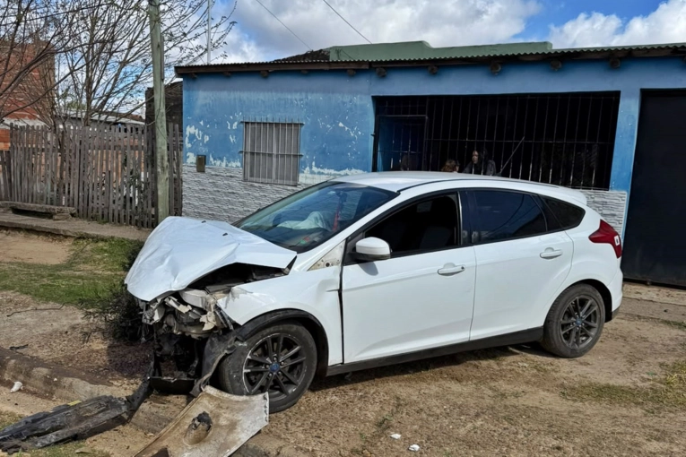 Accidente Automovilístico: Joven Incrustado Contra un CDI en Concordia