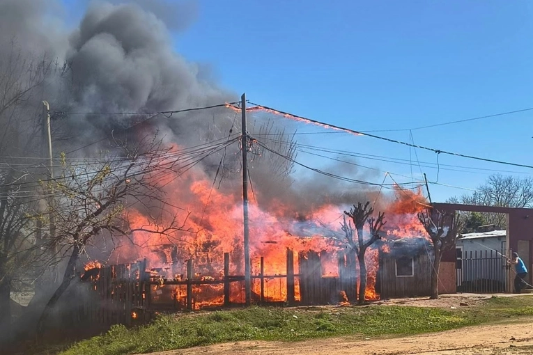 Devastador incendio consume un hogar en Villa Adela