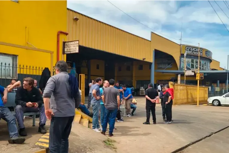 Crisis en Crucero del Norte: De 1.200 a 390 trabajadores en medio de la incertidumbre