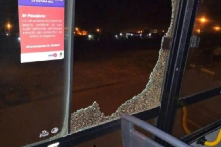 Inseguridad en Concordia: Proyectil impacta en colectivo durante su recorrido