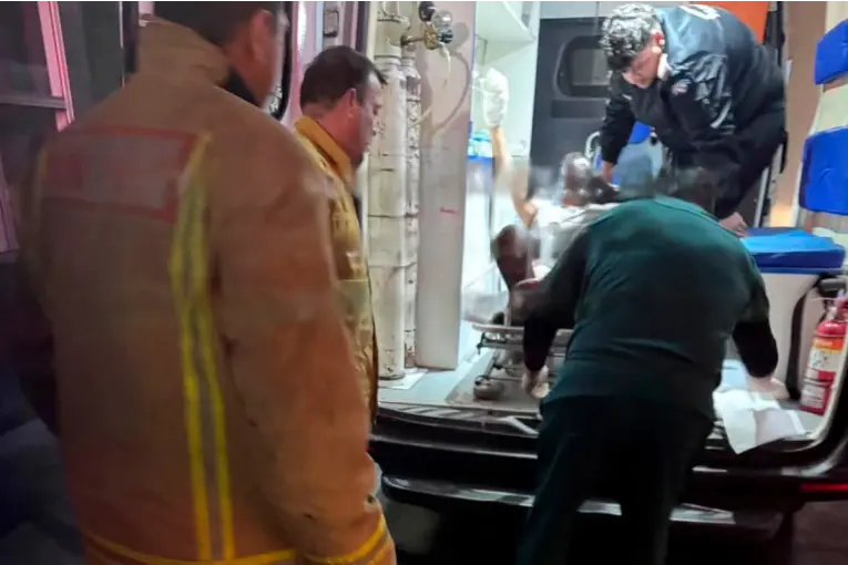 Rescate Heroico: Liberan a Persona Atrapada en una Sobadora