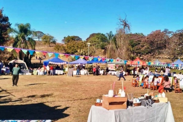 ¡No te pierdas la Feria Paseo del Río en el Parque San Carlos este domingo!