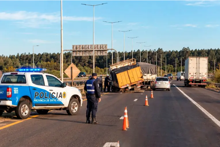 Camión Detenido en la Autovía Artigas por Pérdida de Rueda