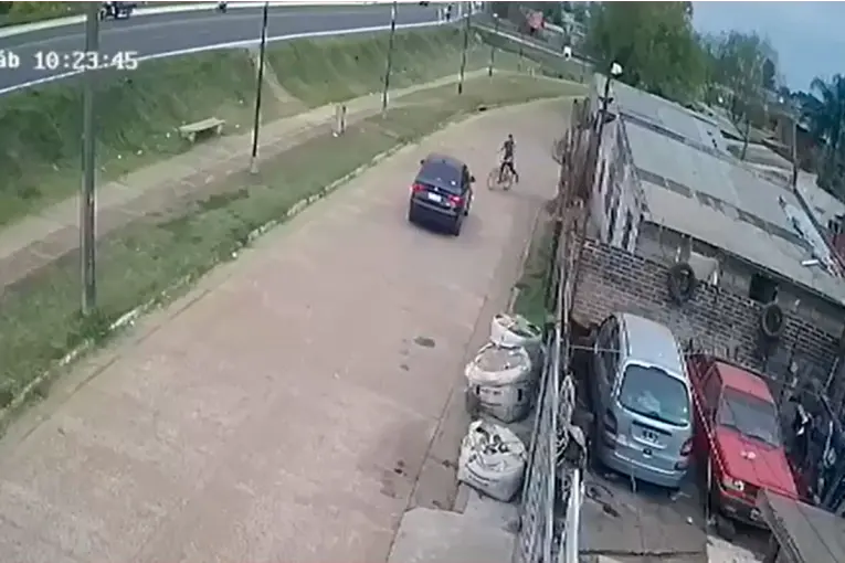 Impactante accidente: un auto embiste a un niño en bicicleta en Concordia