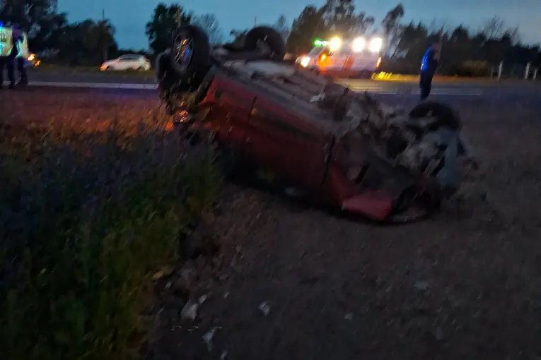 Accidente en la Autovía 14: Un Renault Kwid volcó tras ser encerrado por un camión