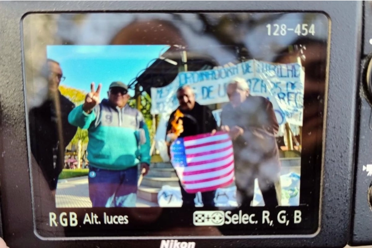 Detenciones Temporales en Marcha de Jubilados por Quema de Bandera