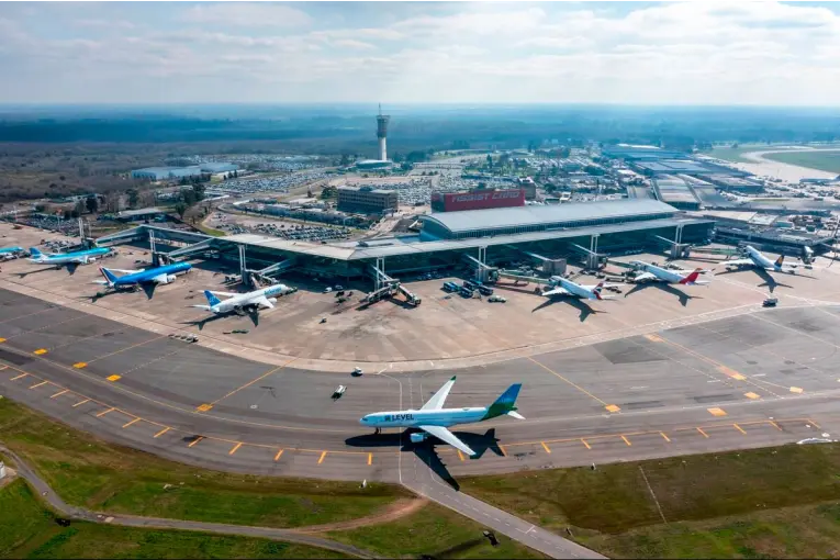 Emergencia aérea: vuelo a Madrid regresa a Ezeiza tras fallas técnicas