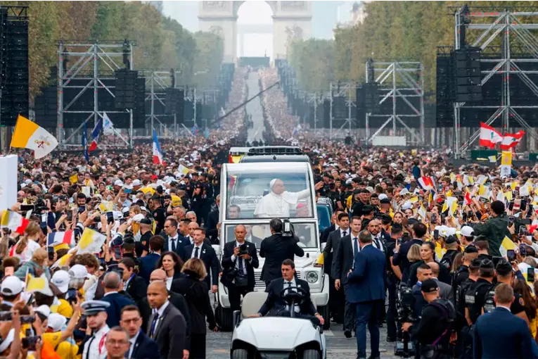 Más de 700 mil fieles se congregan en París para escuchar al Papa León XIV