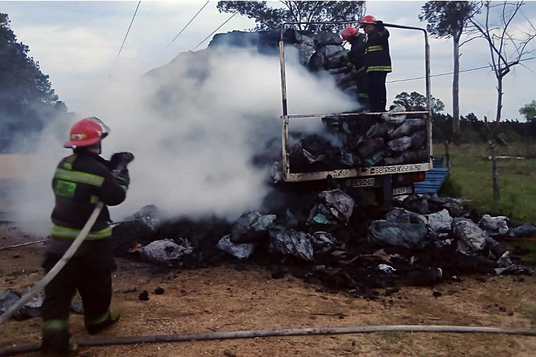 Incendio de Carga de Carbón Afecta Vehículos en Colonia Ayuí