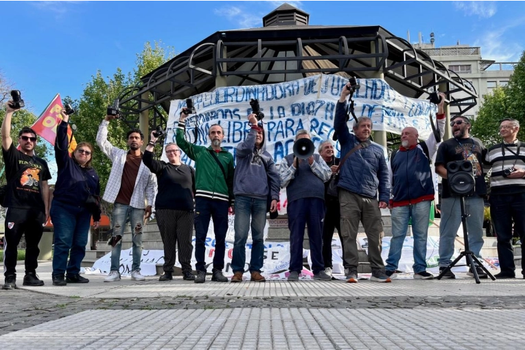 Fotógrafos de Concordia se suman a la lucha de jubilados con un camarazo Fotógrafos de Concordia se suman a la lucha de jubilados con un camarazo