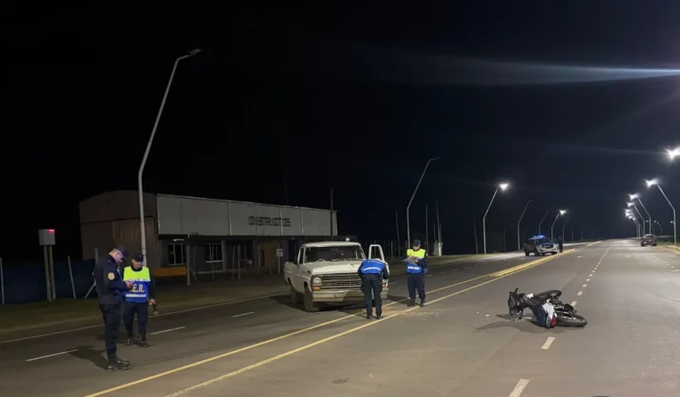 Motociclista herido grave tras choque en Colonia Roca