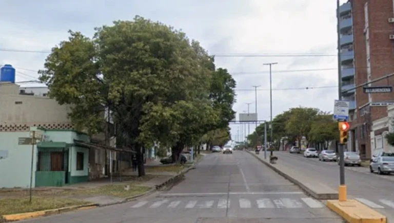Colectivo irregular involucrado en accidente con móvil policial: 40 pasajeros a salvo Colectivo irregular involucrado en accidente con móvil policial: 40 pasajeros a salvo
