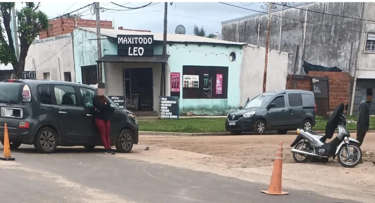 Accidente en Concordia: Joven motociclista hospitalizado tras colisión con auto
