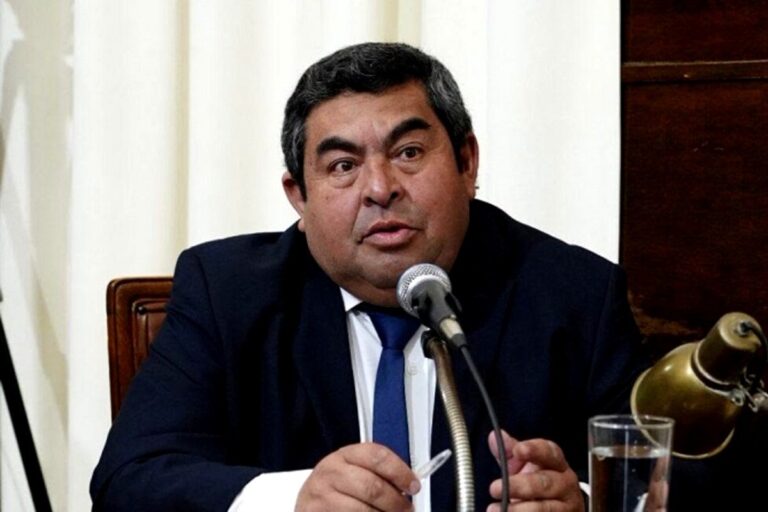 Tensión en la Educación: Mendieta Carga Contra Frizzo por la Inacción en Escuelas Dañadas
